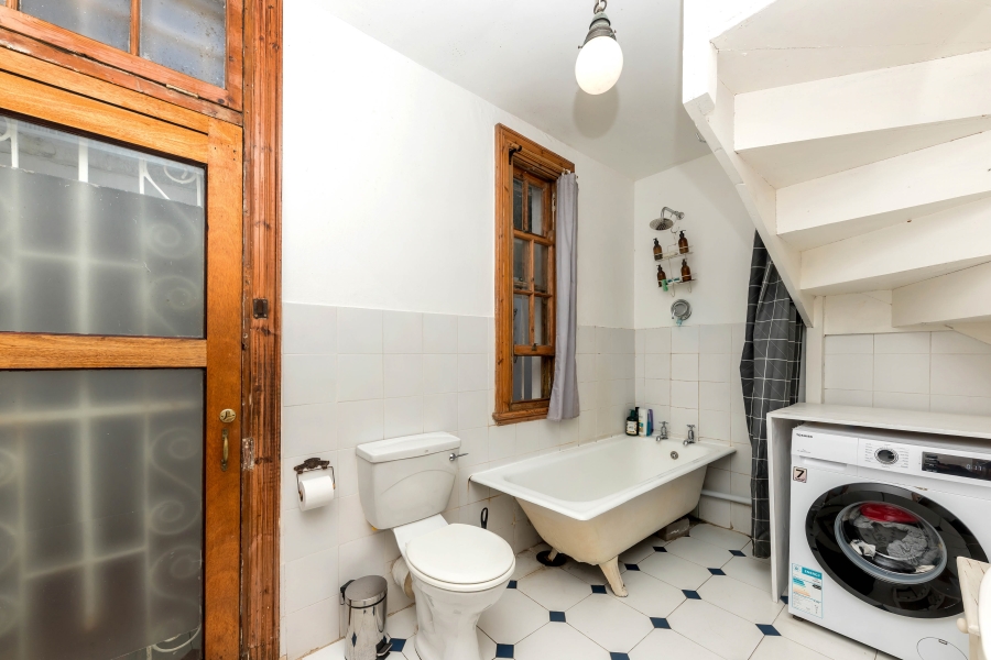 To Let 4 Bedroom Property for Rent in Vredehoek Western Cape